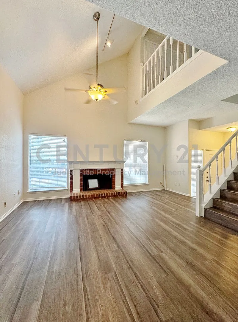 Wonderful 2-Story 2/2.5/2 Condo in PRIME Dallas Location For Rent! — Photo 4