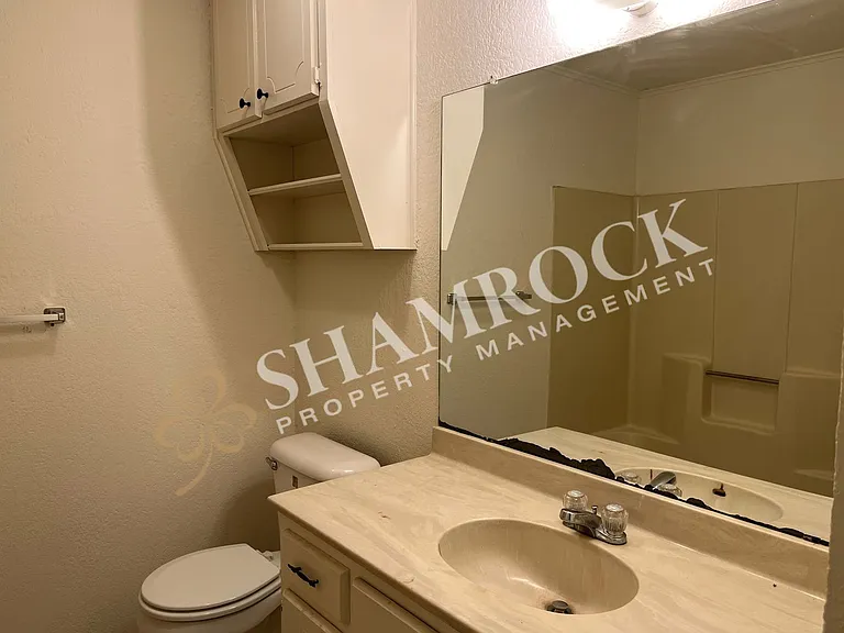906 Lancelot Cir — Photo 8