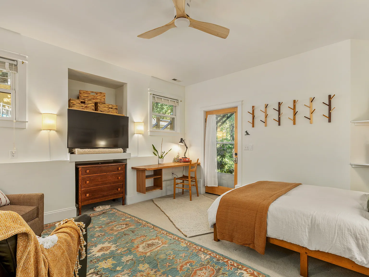386 Riverview Dr — Photo 2