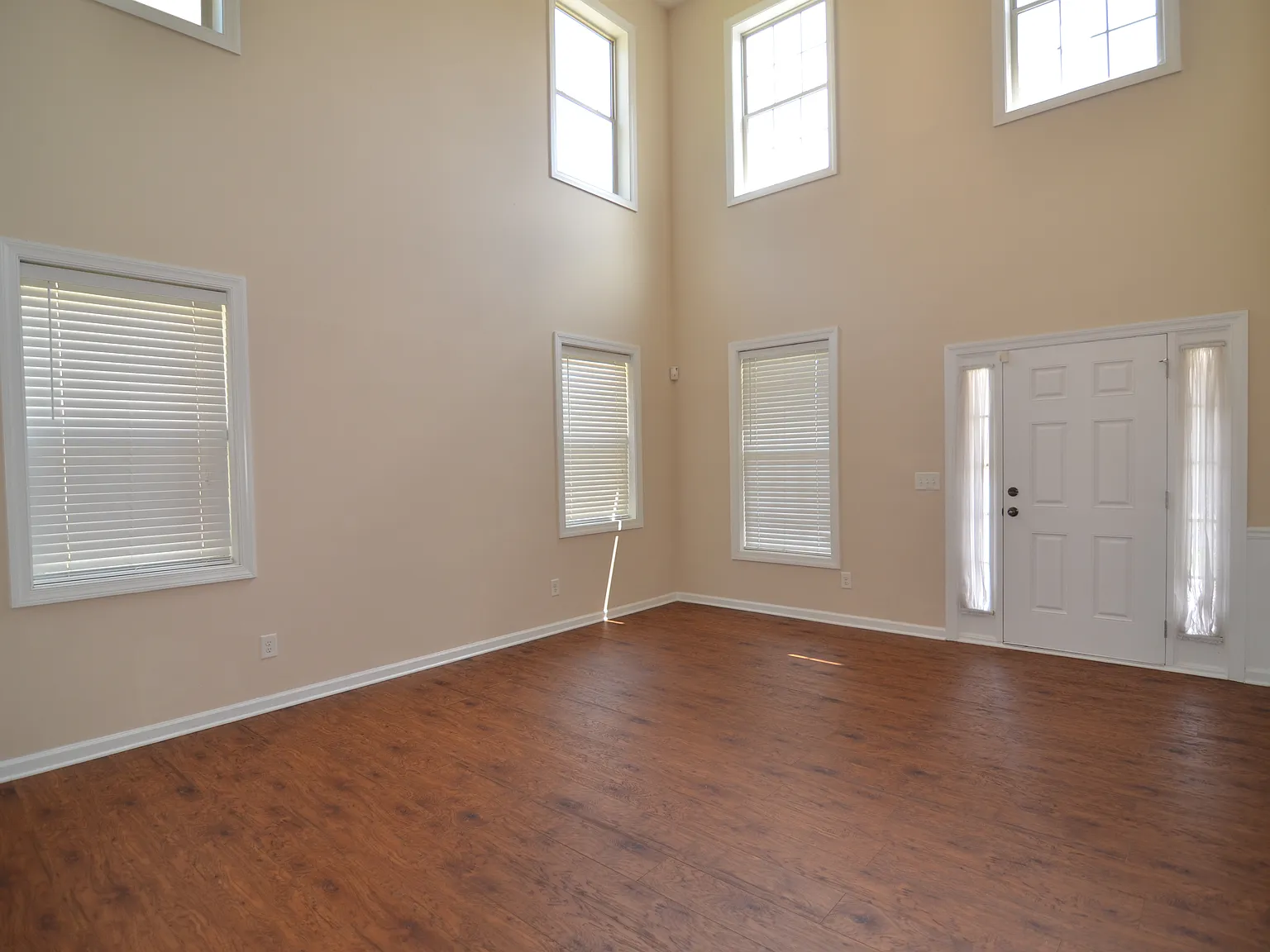5 bed, 3878 sqft, $3,295 — Photo 3