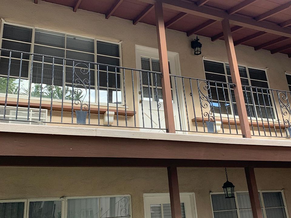 1st image of 11960 Moorpark St #9