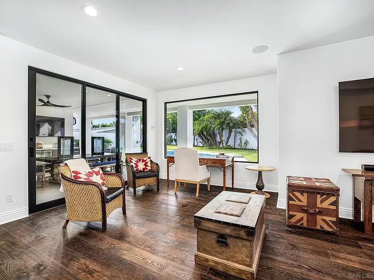 1070 Coronado Ave — Photo 36