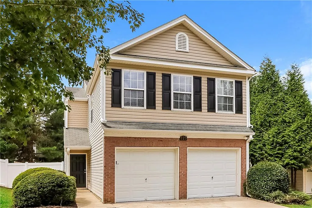 3 bed, 2.5 bath, 1360 sqft, $1,790 — Photo 1