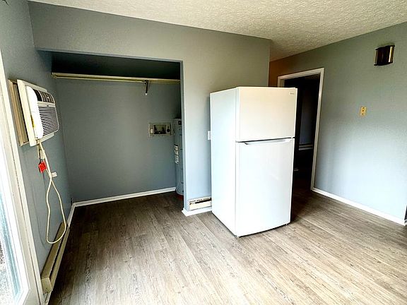 4th image of 115 Crestwood Dr #8