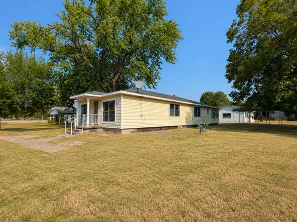 304 E Main St, Chouteau, OK 74337