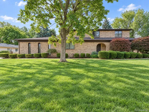 38670 Santa Barbara St, Clinton Township, MI 48036