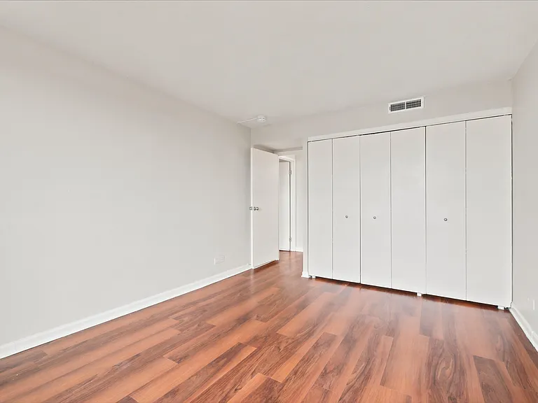 Yorktown Apartments — Photo 10