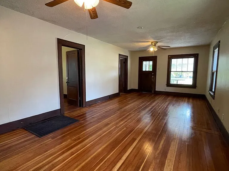 1413 Center St — Photo 4