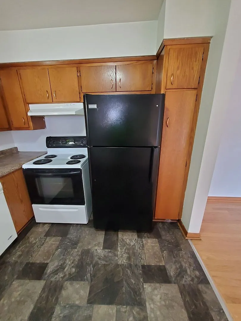 1920 Lathrop Ave. (16 Unit) — Photo 3