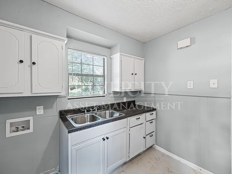 3132 Kingston St — Photo 7