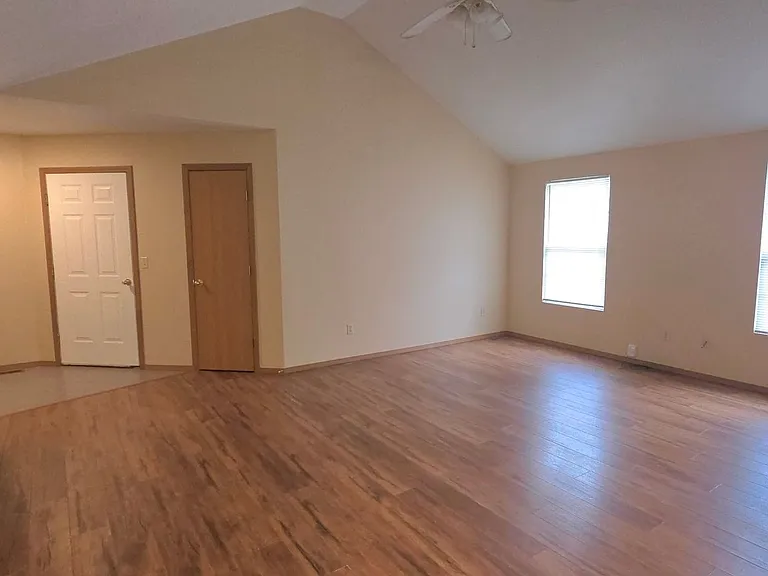 1066 S Missouri Ave — Photo 2