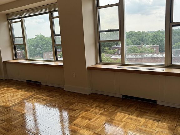 3rd image of 3-77-31 Parsons Blvd #3