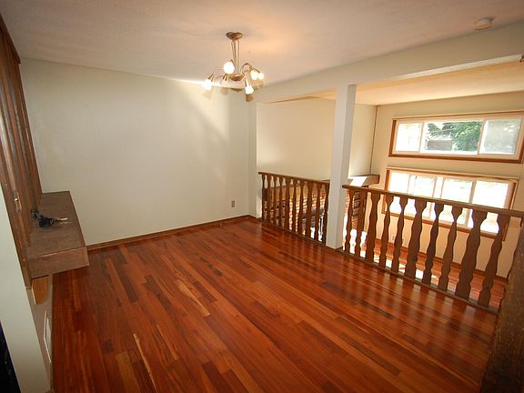 Large Dining area or 2nd living room