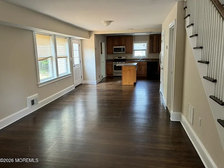 124 Wilson Ave — Photo 2