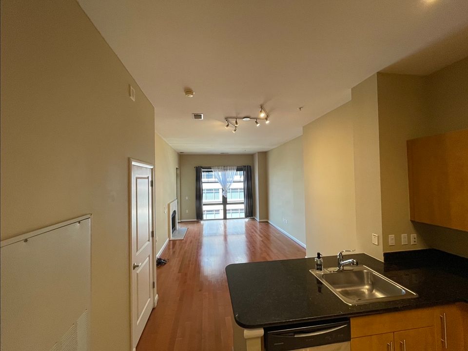 1st image of 1021 N Garfield St APT 1002