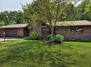904 Shabbona Dr, Fontana, WI 53125