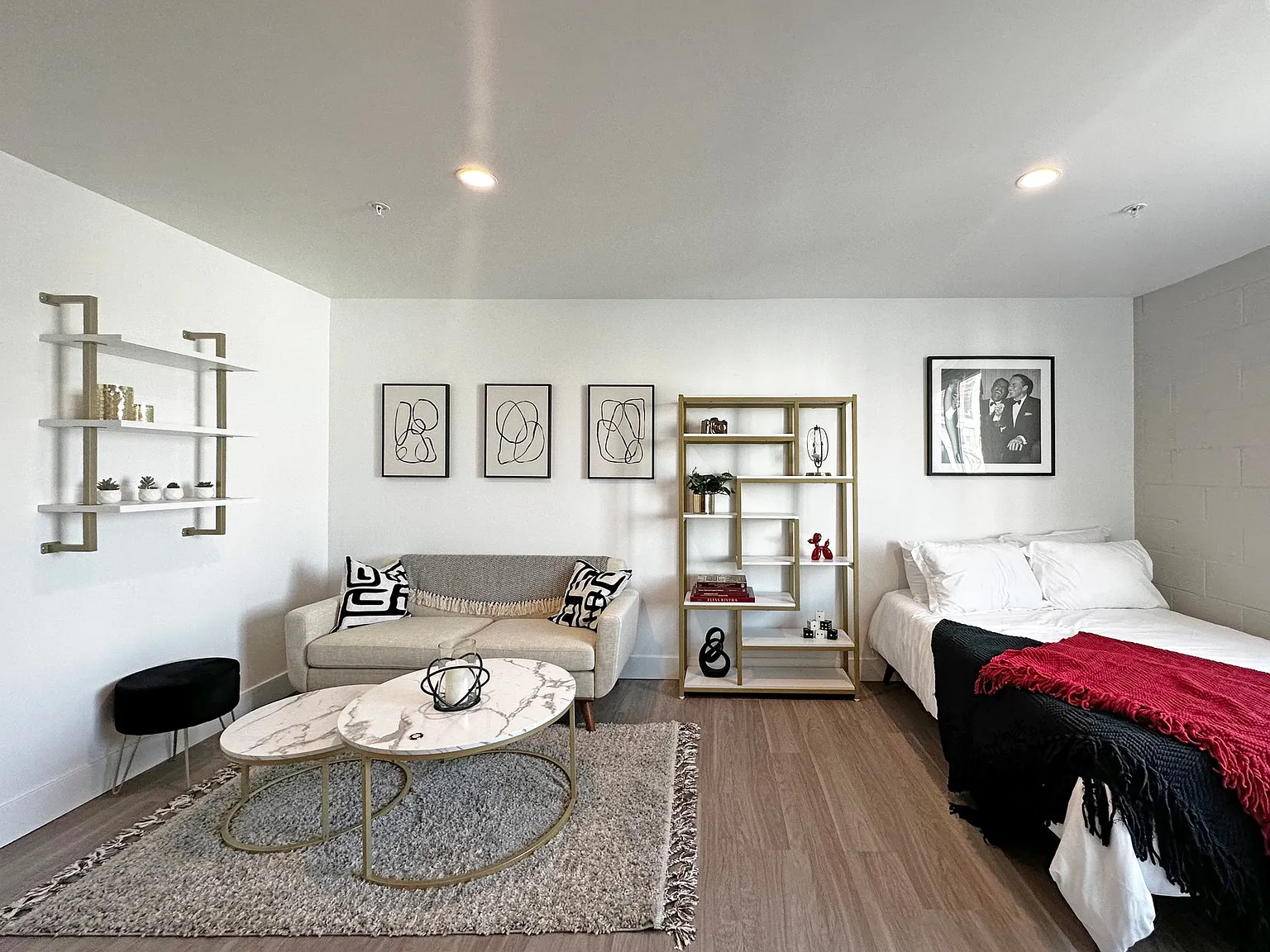 DLUX Lofts - Modern Downtown Studios — Photo 4