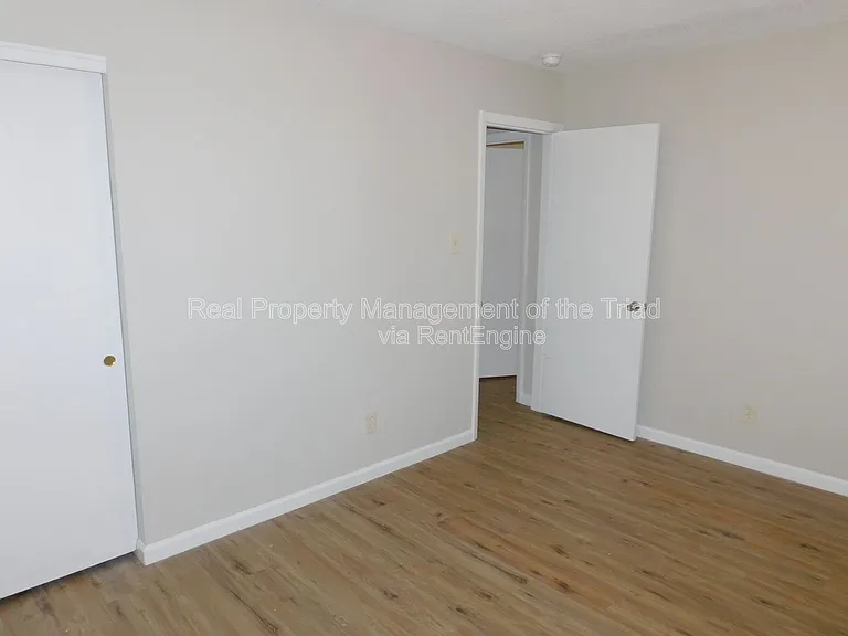 4921 Chaucer Dr — Photo 15