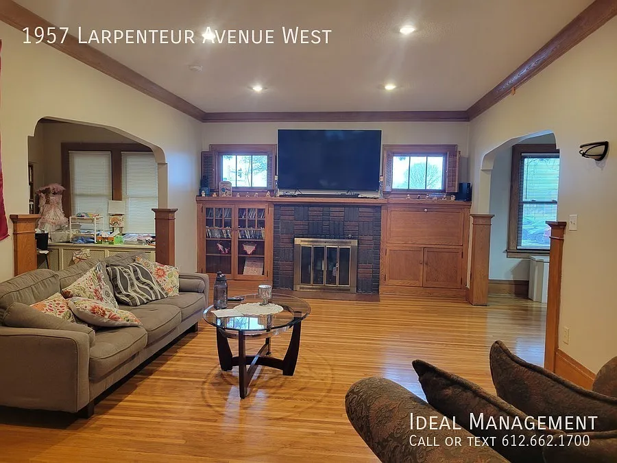 Large 4 BR Classic Craftsman Style Home, Tastefully updated — Photo 2