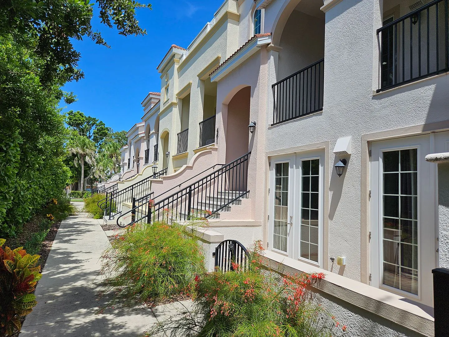 Seasonal Short-Term 2 Bedroom, 2.5 Bath Multi-Level Condo with Balcony and Patio located on Venic... — Photo 1
