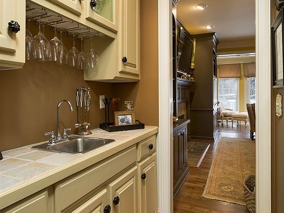 5th image of 14 Woods Edge Ct