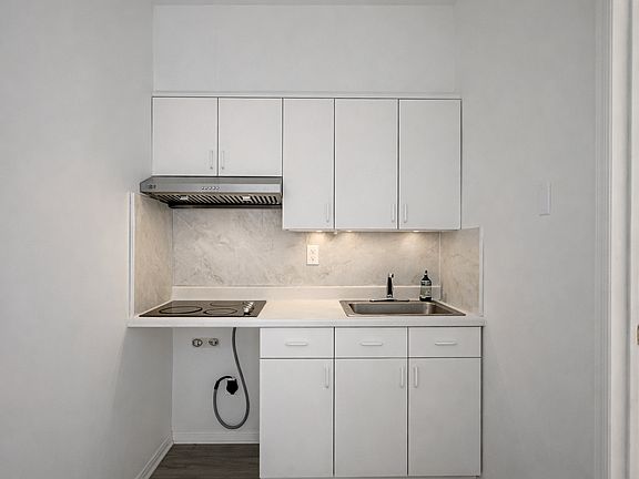 3rd image of 1811 Victory Blvd #2F