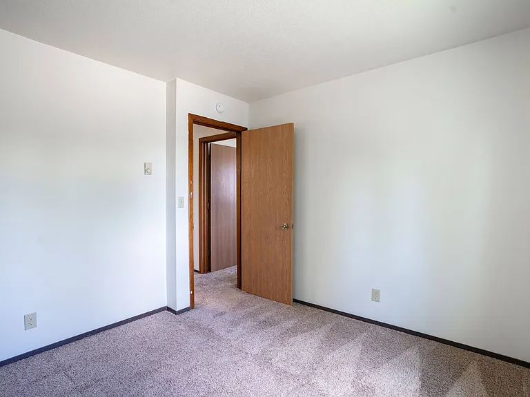 Fargo, ND Summerfield Apartments | 21A | Bedroom