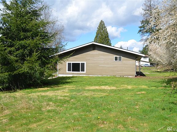 Extra large level side yard on the other side.  Great place to set up a garden build a shop or fence in for private space.  