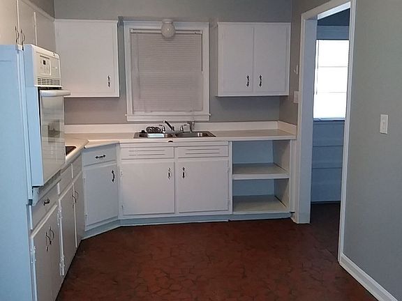 3rd image of 1453 Randall Dr
