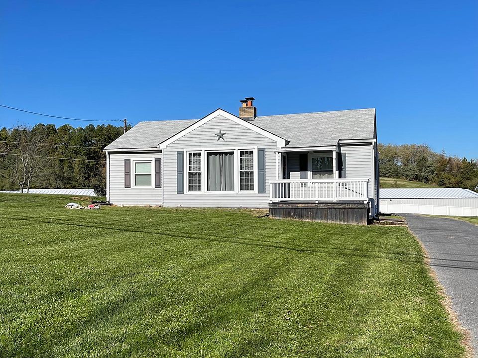 Front porch with level drive.