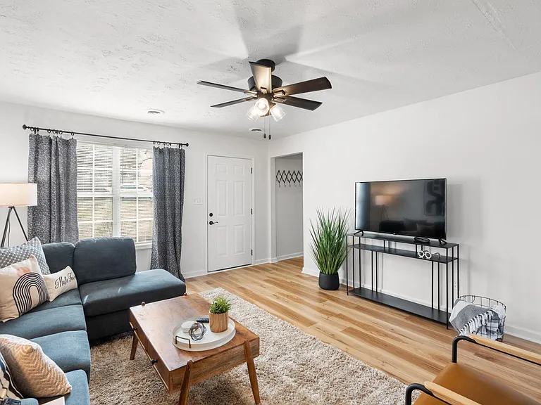 1020 Hillcrest Ave — Photo 2