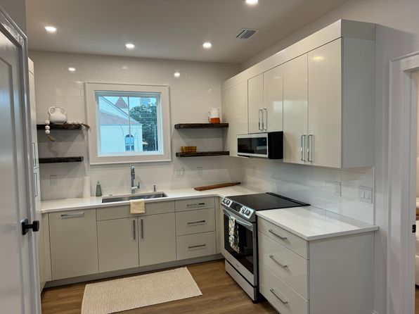 128 E La Rua St