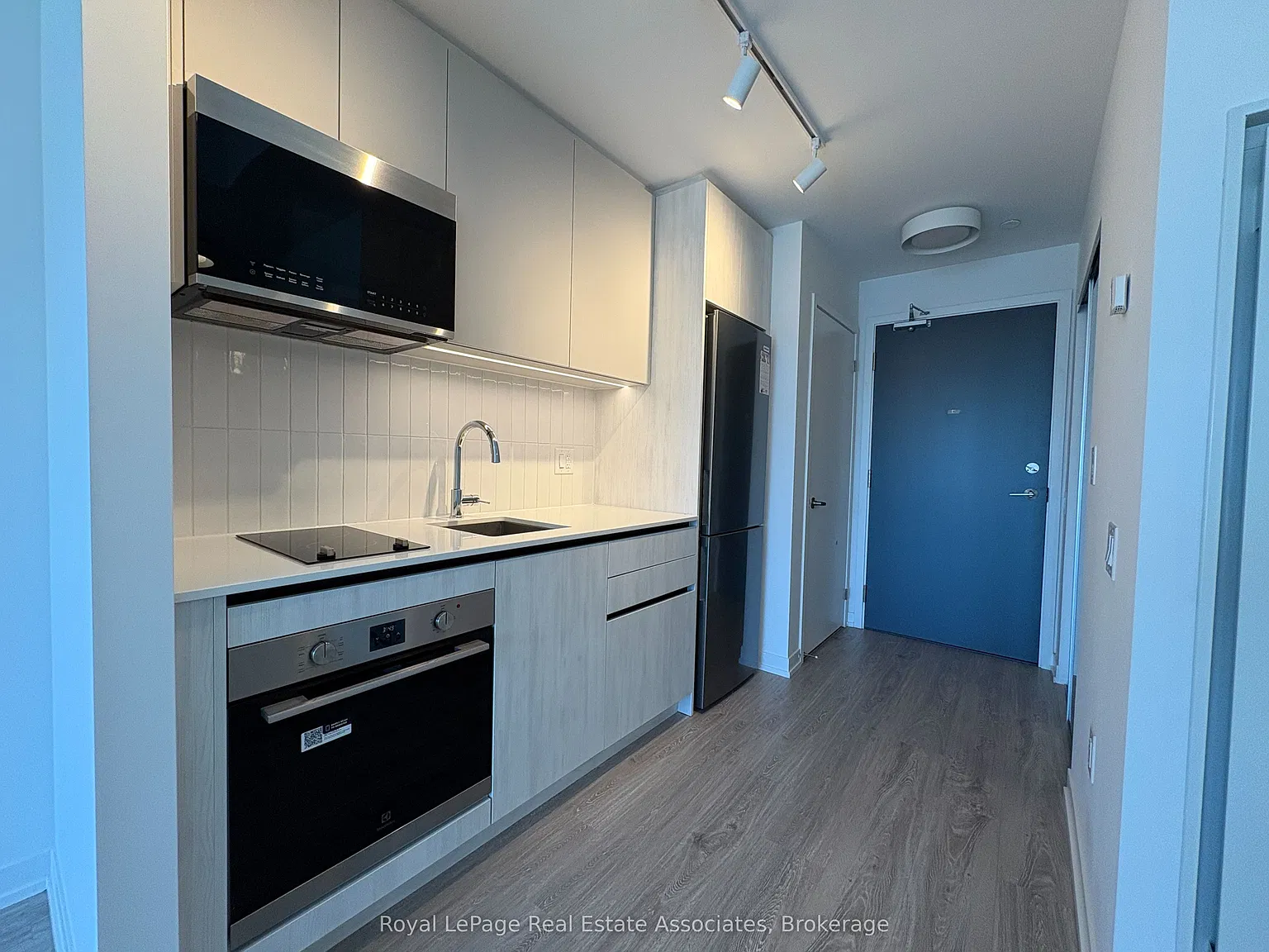 2485 Eglinton Ave W — Photo 3