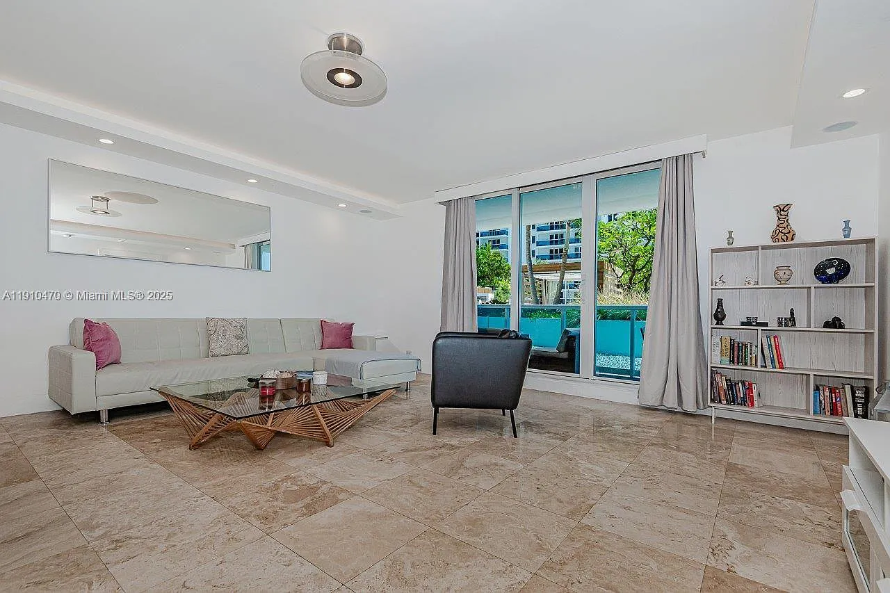 Roney Palace Condo — Photo 4
