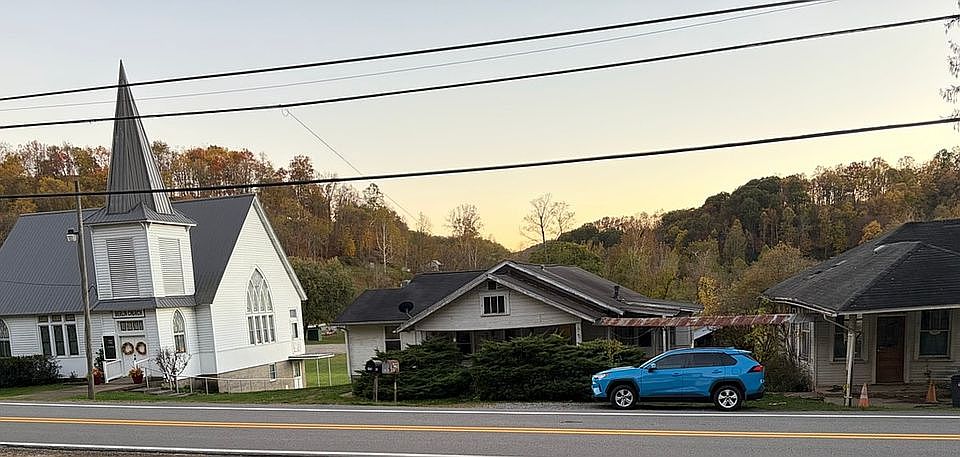 2nd image of 5362 Hackers Creek Rd