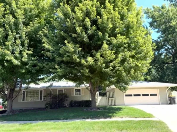 1100 Brookwood Dr, Iowa City, IA 52240