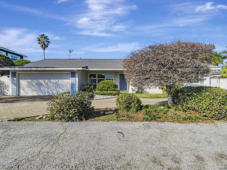Distel Dr — Photo 1
