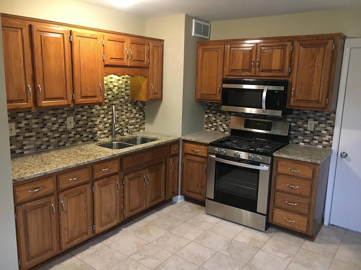 2 bed, 984 sqft, $1,450 — Photo 3