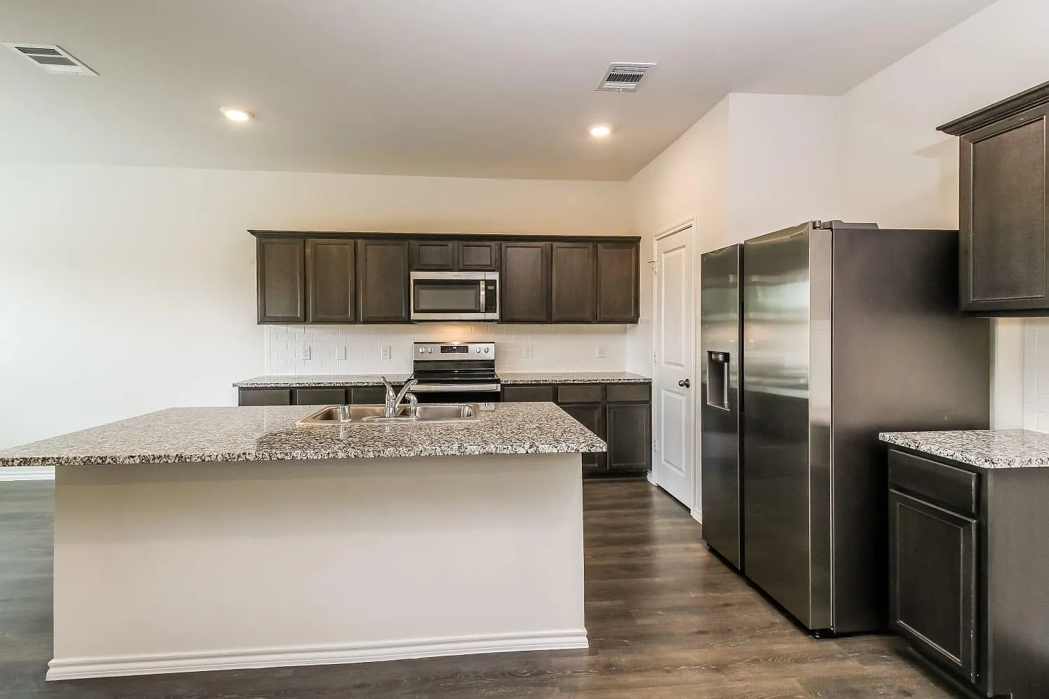 4 bed, 3.0 bath, 2414 sqft, $2,249 — Photo 4