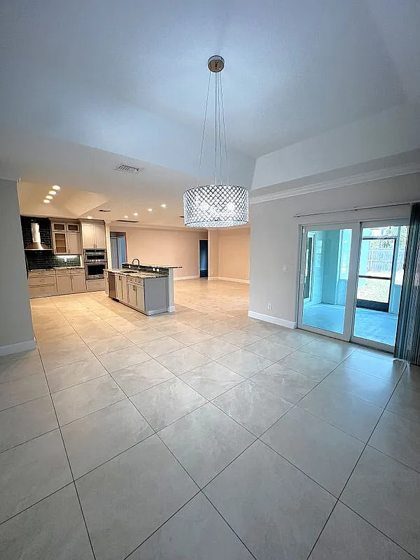 5 bed, 3.0 bath, 2850 sqft, $3,750 — Photo 3