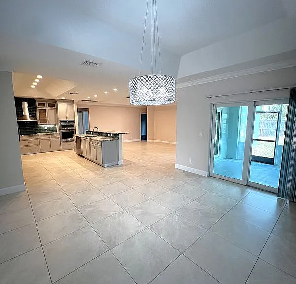 349 SW Dagget Ave — Photo 3