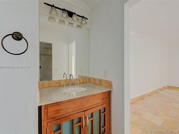 5th image of 2350 NE 135th St APT 1502