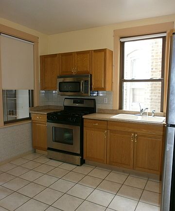 3rd image of 3649 N Hermitage Ave #2