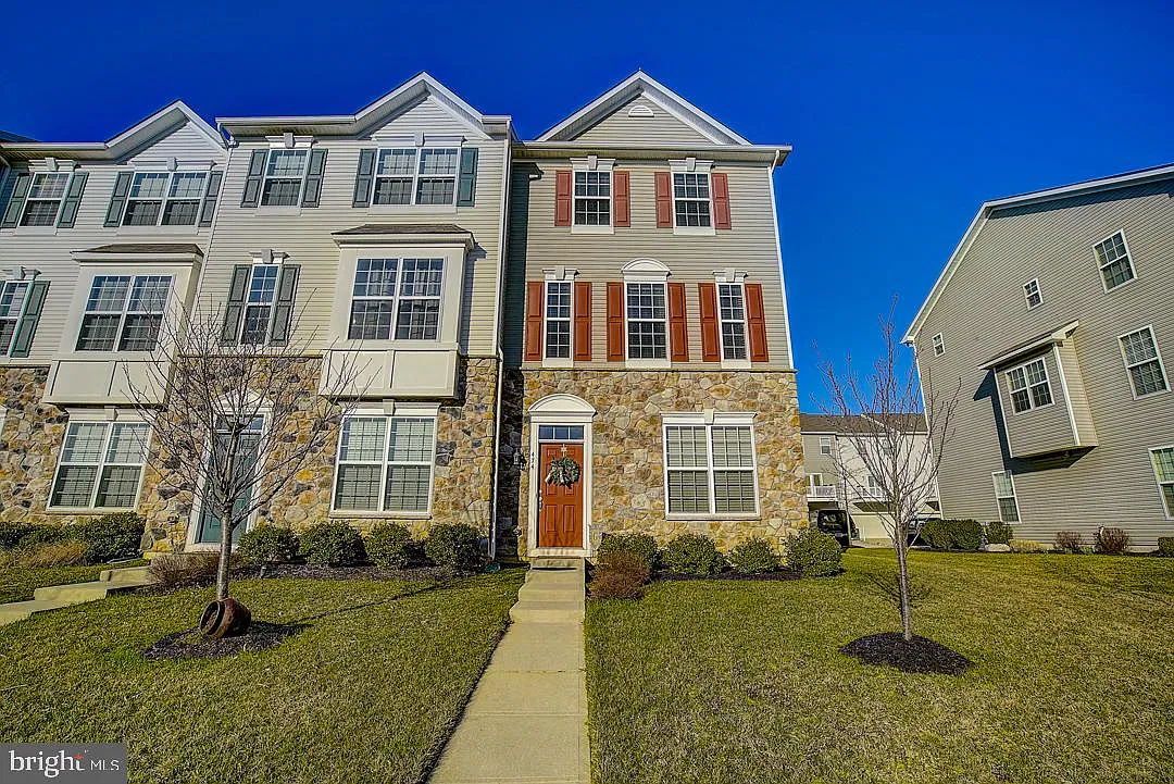 3 bed, 2.5 bath, 1916 sqft, $3,100 — Photo 2