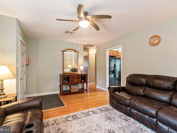 5th image of 110 Almond Ave