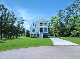 325 Oak Hollow Dr, Madisonville, LA 70447