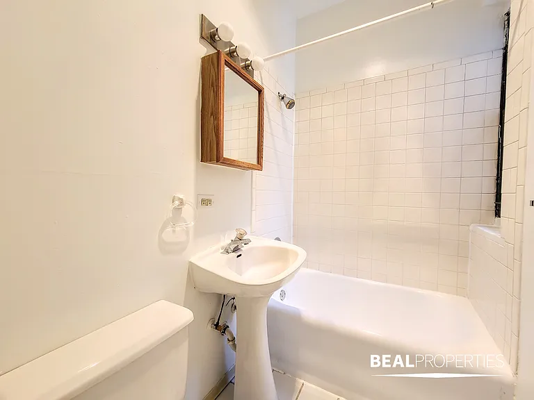 635 W Barry Ave — Photo 4
