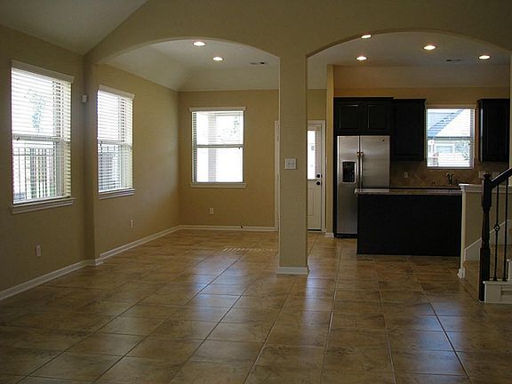 4th image of 27 Butternut Grove Pl