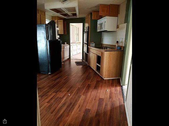 5th image of 427 Lazy Lake Dr W