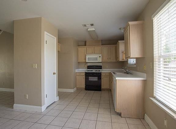 4th image of 501 Orchard St